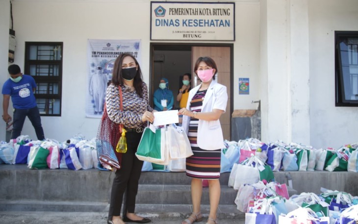 Ketua TP PPK kota Bitung gunakan masker hitam bagikan paket bingkisan kepada tenaga medis