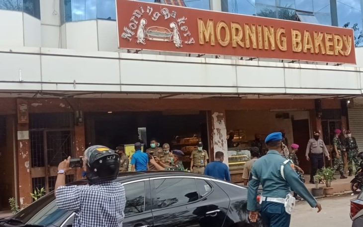 Tim Gugus Tugas Pencegahan Penyebaran Covid-19 Kota Batam saat melakukan patroli di Morning Bakery Jodoh Kecamatan Batuampar Kota Batam.