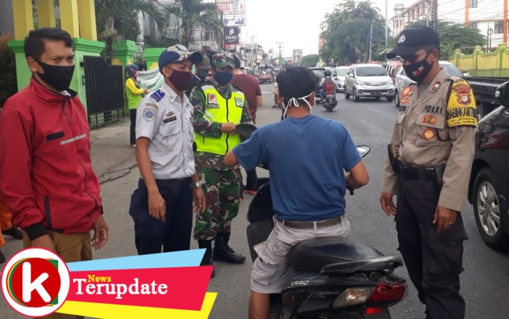 Babinsa 02/Pondok Gede Bantu Pelaksanaan PSBB Lokal Bersama 3 Pilar di Kelurahan Jati Waringin