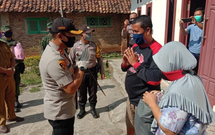 Polres Pesawaran Bagi Sembako ke Masyarakat Terdampak Covid-19