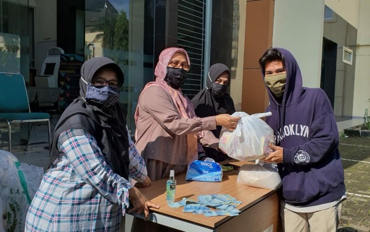 Dr. Eni Zulaiha M.Ag pengurus dosen perempuan peduli Fakultas Ushuluddin (FU) UIN Sunan Gunung Djati (SGD) Bandung tengah membagikan 66 paket sembako kepada para mahasiswa di depan gedung FU