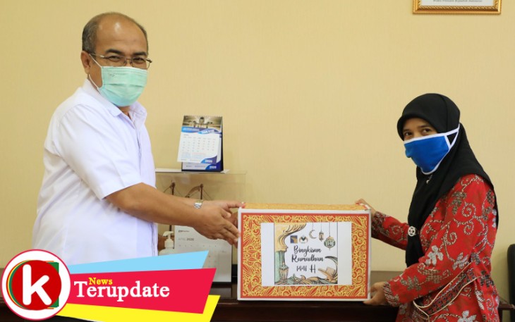 Wakil Kepala BP Batam Purwiyanto saat menyerahkan bingkisan Ramadhan kepada salah satu guru TK BKDI