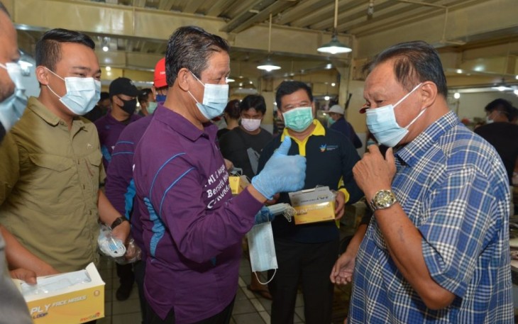 H Isdianto Bagi Ribuan Masker Gratis ke Masyarakat Batam 