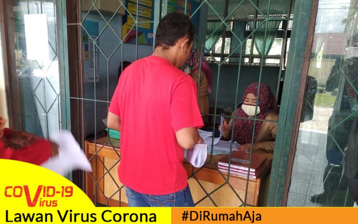 Pihak Disdukcapil Aceh Singkil saat melayani masyarakat dengan pelayanan berjarak.