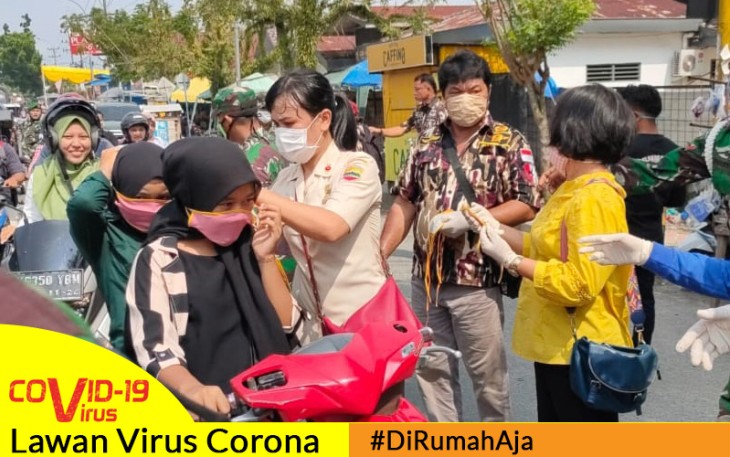 Kodim 0209/LB Berikan Masker ke Warga
