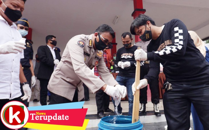 Kabid Humas Polda Kepri Kombes Pol Harry Goldenhardt S S.IK M.Si beserta jajaran melakukan pemusnahan Barang bukti Narkotika Jenis sabu dan Daun Ganja Kering