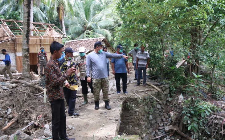 Bupati Dendi Perintahkan Bangun Barak Pengungsian dan Piket Tenaga Medis untuk Korban Banjir dan Tanah Longsor