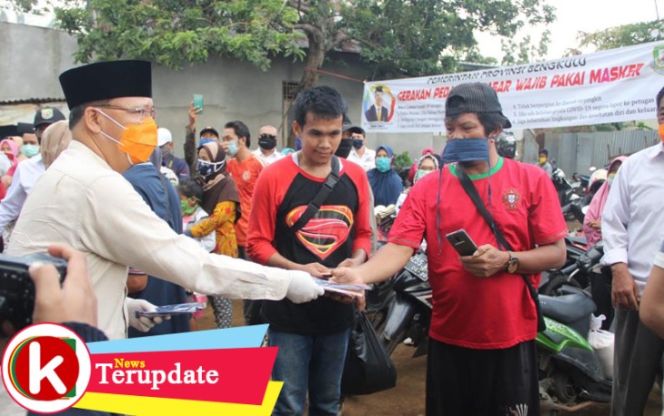 Gubernur Rohidin ke Pasar Bagi Masker Gratis
