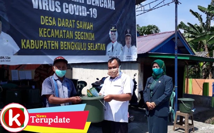 Pembagian Tong Tempat Air Untuk Masyarakat 