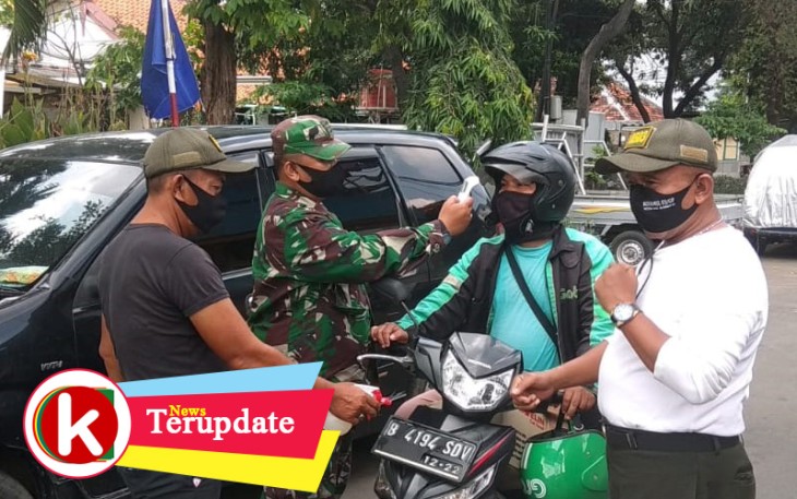 Babinsa Koramil 03/GP Sosialisasikan Wajib Masker dan Cek Suhu Tubuh di RW.09 Grogol