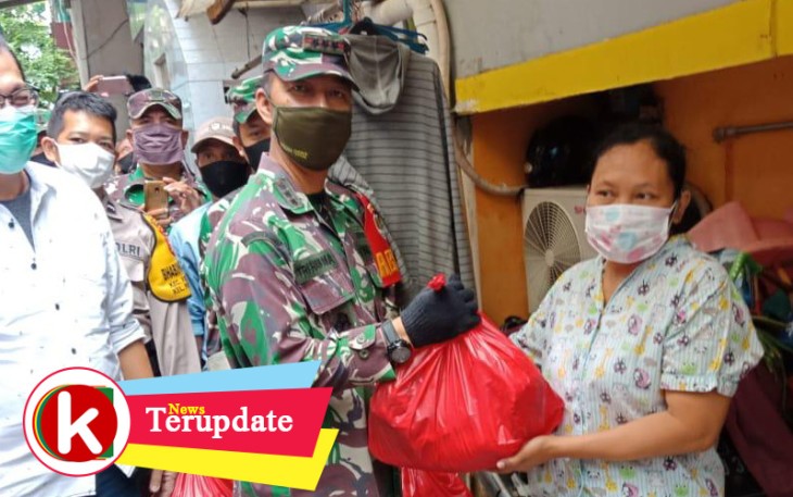 Dandim 0502/JU Bagikan Paket Sembako Kepada Warga Terdampak Covid-19