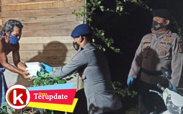 Personel Satbrimob Polda Kepri saat bagikan santapan sahur kepada salah satu warga Batam