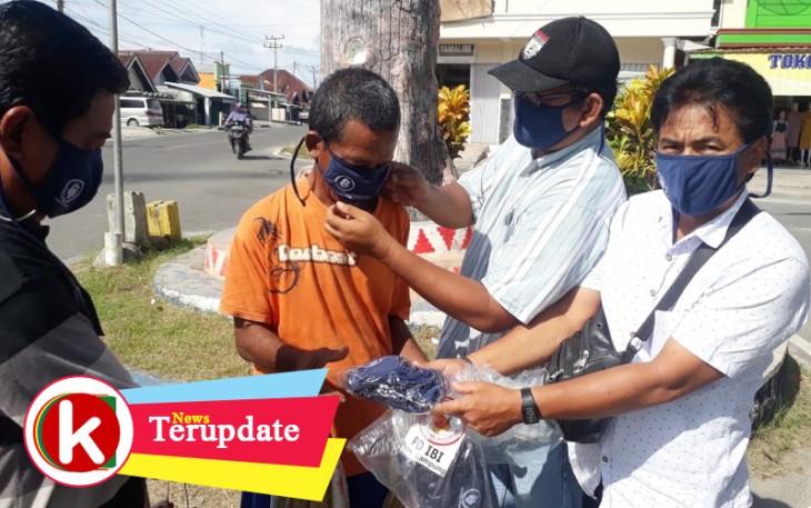 Ketua IWO Pesibar Bagikan Masker Secara Gratis