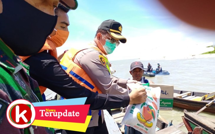 Kapolres Batu Bara Bagikan Sembako Ditengah Laut Pada Nelayan Tradisional