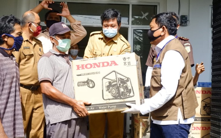 Bupati Bengkulu Utara Mian Serahkan Bantuan Alat Penunjang Pertanian Untuk 20 Kelompok Tani 