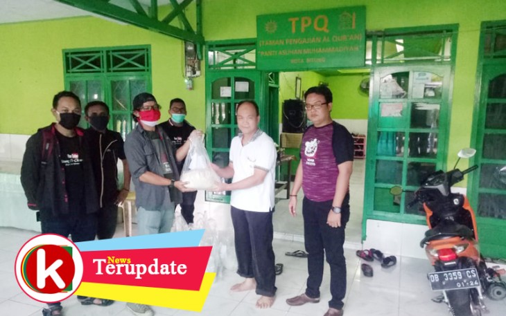 Sekretaris Iwo Bitung serahkan bantuan kepada pengurus panti asuhan