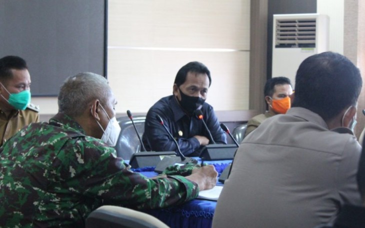 Bupati Bengkulu Tengah Ferry Ramli Saat Pimpin Rapat 
