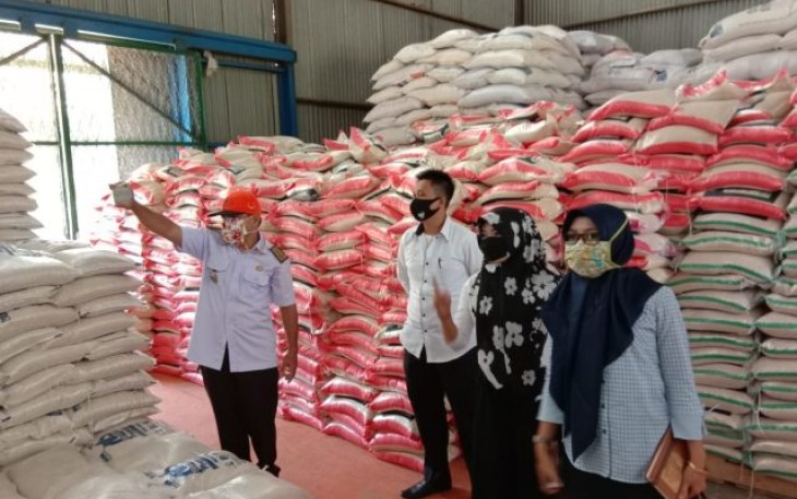 Asisten II Sekretatiat Daerah Bengkulu Selatan Novman Ahmad Ali tinjau Gudang Bulog Bengkulu Selatan 