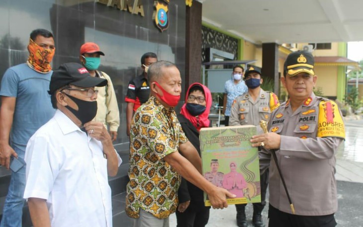 Kapolres Batu Bara Bagikan Paket Lebaran Pada Insan Pers
