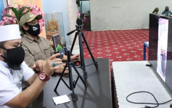 Wali Kota Bengkulu Helmi Hasan Saat Memantau Pendistribusian Sembako Tahap II Pada Warga Melalui Media Sosial 