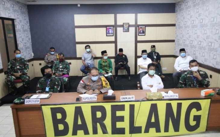 Kepala BP Batam/Walikota Batam Muhammad Rudi bersama Forkopimda saat Vicon Rakor Pengamanan dan Penegakan Protokol Kesehatan Rangka Hari Raya Idul Fitri 1441 H