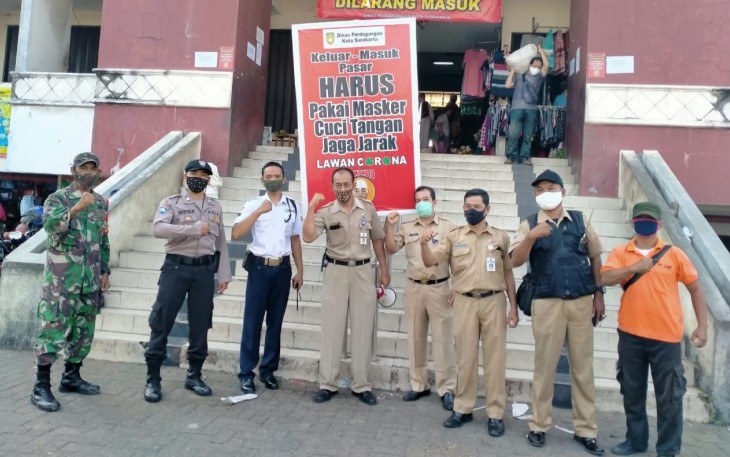 Operasi masker bagi para pengunjung di kawasan Pasar Nusukan Kecamatan Banjarsari Kota Solo Jawa Tengah.