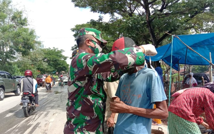 Salah satu warga diberi Masker