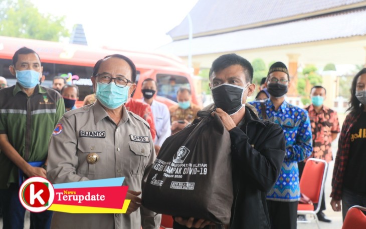 Bupati Rijanto saat menyerahkan bansos kepada penerima manfaat. (foto: Faisal NR / Klikwarta.com) 