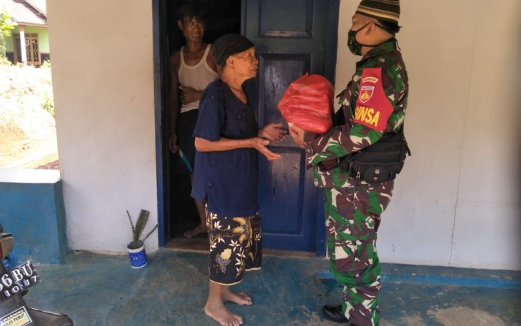 Danramil 12/Tulis Bagikan Sembako