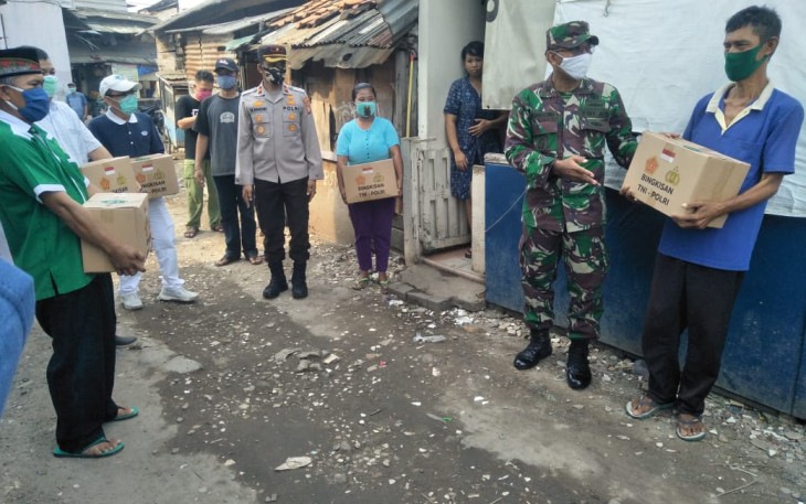 TNI-Polri Bekerja Sama Dengan Budha Tzu Chi Berikan Bantuan Sembako