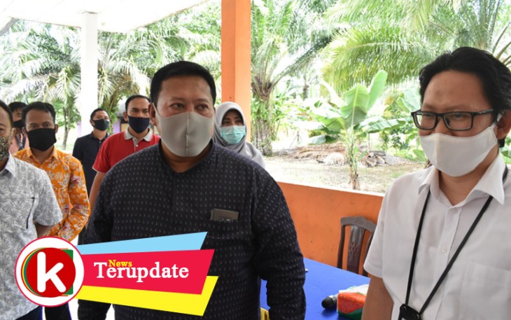 Kepala KPPN Mukomuko Rusli Zulfian saat mendampingi Bupati Mukomuko Choirul Huda (kiri) melakukan penyerahan secara simbolis Bantuan Langsung Tunai (BLT) Desa kepada Keluarga Penerima Manfaat (KPM) di desa Pondok Suguh Kecamatan Pondok Suguh.