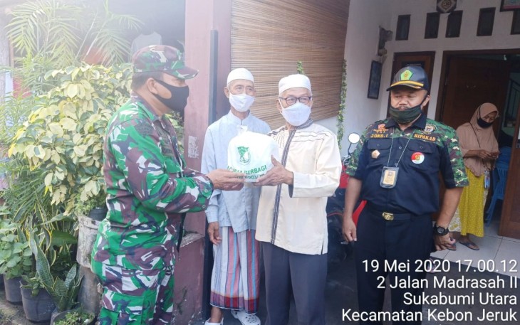 Kerjasama PT Muncul Mekar dan Tiga Pilar Bagikan Nasi Box