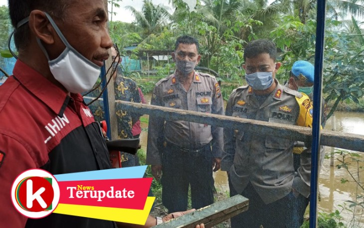 Aiptu H. Solihin saat menunjukan tempat ternak lalat BSF ke Kapolres dan jajaran