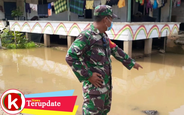 Babinsa Koramil 11/KP Pantau Luapan Sungai Barumun di Desa Binaannya