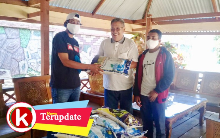 Ketua BPD KKSS Raja Ampat H. Muhammad Said ST (kanan) saat memberikan bantuan kepada insan pers
