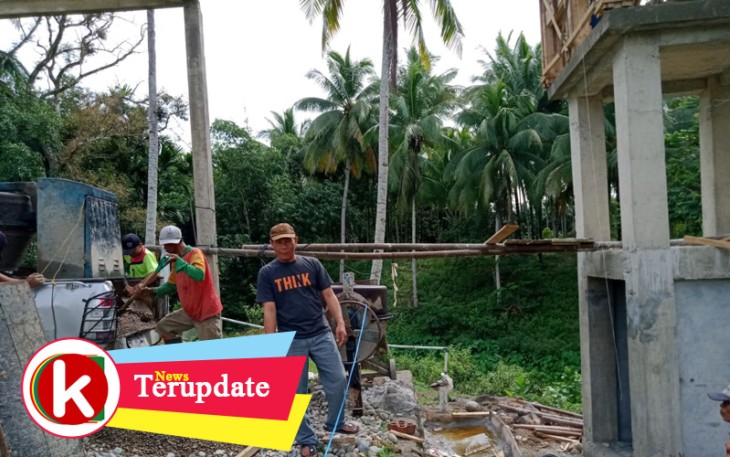 Kadis PMD Kaur Asmawi MH saat meninjau pembangunan