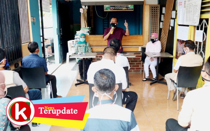 Wakil Wali Kota Tegal Muhamad Jumadi bersama Kepala Dinas Kesehatan Kota Tegal Sri Primawati Indraswari meninjau langsung Posko Gugus Covid Tugas Pemuda RW. 08 di Jalan Cimanuk