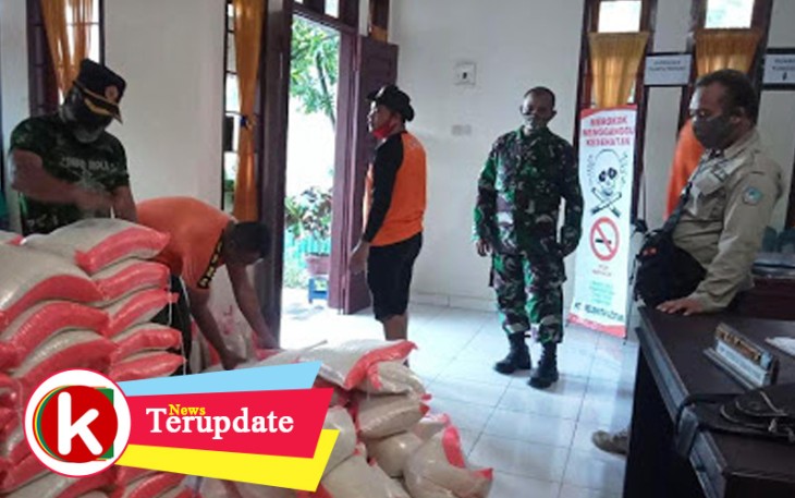 Babinsa Kawal Pendistribusian Beras