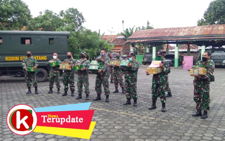 Dandim 0736/Batang Berikan Bingkisan dan Uang Ketupat Kepada Anggota Serta PNS 
