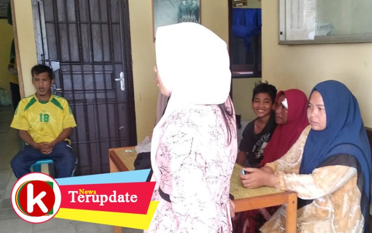 Korban bersama warga lainnya saat membuat laporan ke Polsek Singkil.