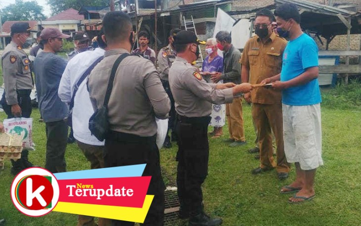 Polres Samosir menyerahkan bantuan tali asih kepada warga yang rumahnya rusak dihantam puting beliung di Tanah Lapang Pangururan Senin (18/05)