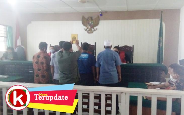 5 orang Saksi saat diambil sumpah pada Persidangan sengketa lahan PT. Sungai Pinang Kotapinang- Labusel di PN Labuhanbatu.