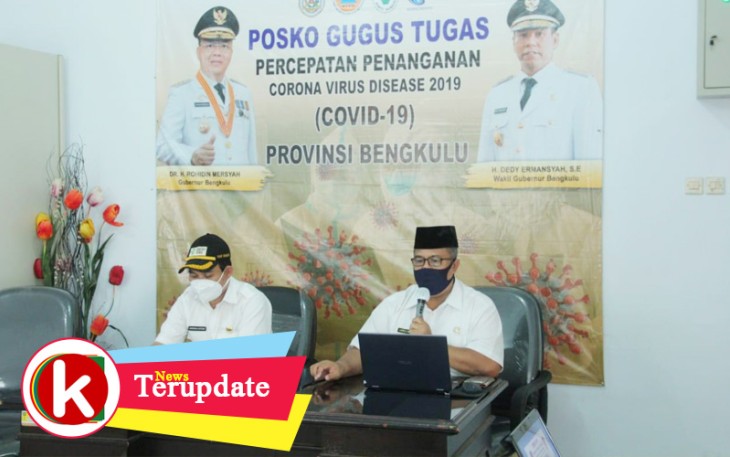 Kepala Dinkes Provinsi Bengkulu Herwan Antoni (kiri) saat menyampaikan update perkembangan kasus Covid-19 Provinsi Bengkulu