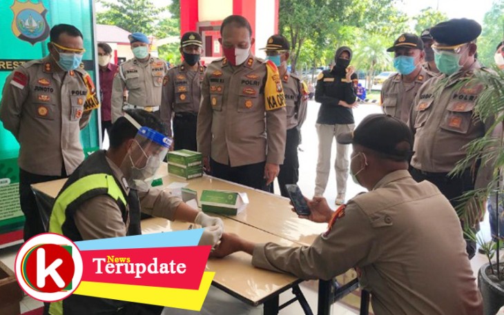 Kapolresta Barelang AKBP Purwadi Wahyu Anggoro dan Wakapolresta Barelang AKBP Junoto saksikan personel Polresta Barelang Rapid Test