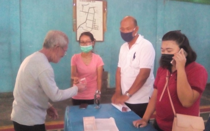 Penyaluran BST di Kelurahan Manembo-nembo