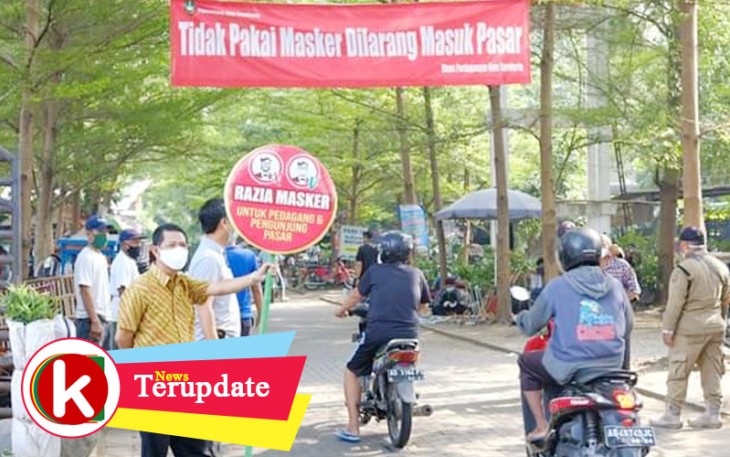 Razia masker bagi para pedagang dan pengunjung di Pasar Depok Kota Solo Jawa Tengah.