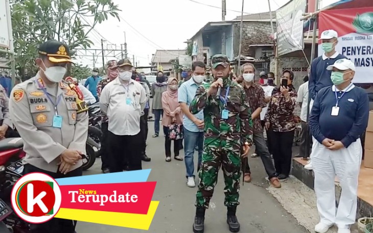 Dandim 0504/JS Bersama Kapolres Metro Jaksel Bagikan Bansos ke Warga Terdampak Covid-19