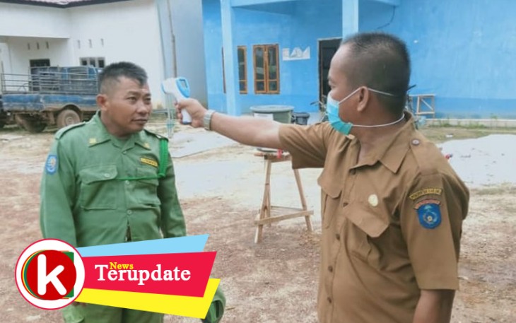 Kades Beringin Jaya saat melakukan cek suhu tubuh ke salah satu anggota Linmas