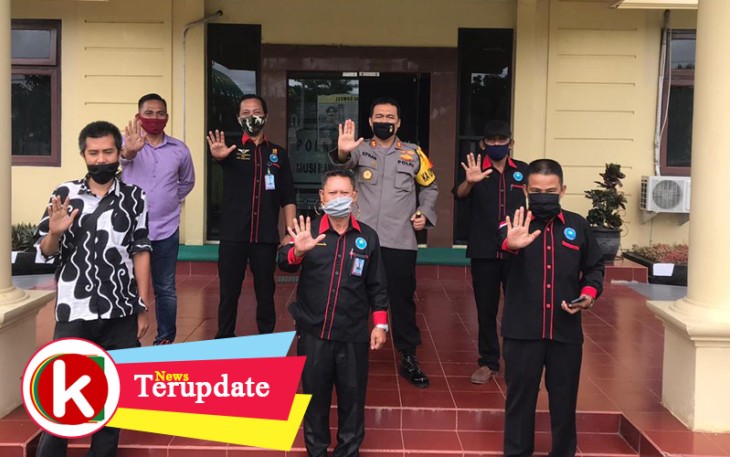 Kapolres Musirawas AKBP Efrannedy berfoto bersama saat usai bersilaturahmi dengan Gugus Antisipasi Narkoba Musirawas Rabu (27/5). (Foto : Apri)
