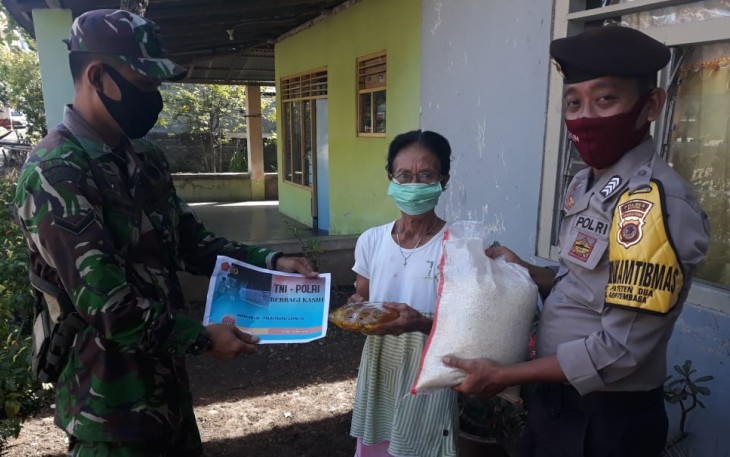 Babinsa dan Bhabinkamtibmas Pateten Dua Salurkan Bansos